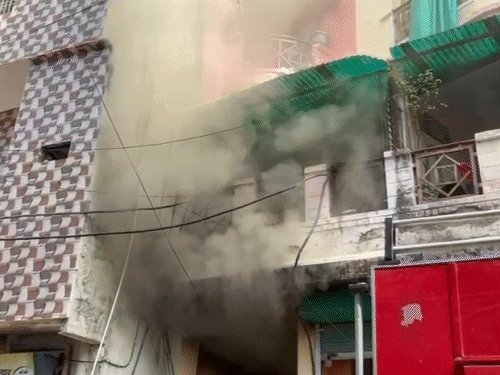 आग बुझाने का प्रयास करती दमकल।