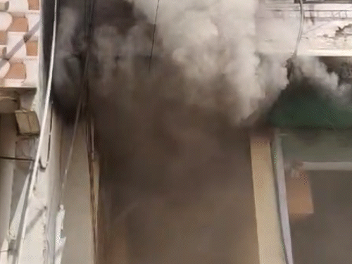 केमिकल गोदाम में लगी आग। पूरे अपार्टमेंट में धुआं भरा।