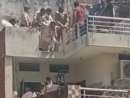 छत के रास्ते अपार्टमेंट से बाहर निकलते हुए रहवासी।