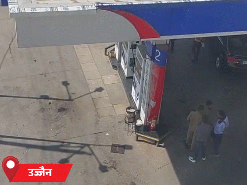 उज्जैन में पंपों पर गाड़ियों की लाइन लगी है। कुछ पंप पर स्टॉक खत्म है।