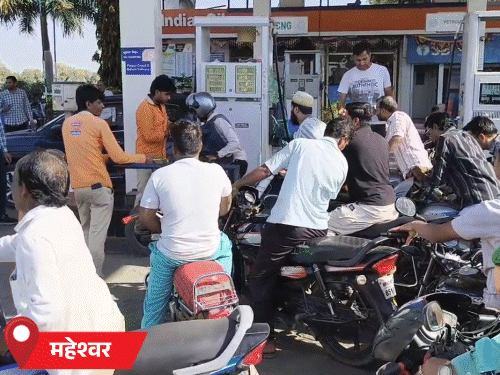 महेश्वर में भी आम दिनों की तुलना में ग्राहकों की ज्यादा भीड़ है।