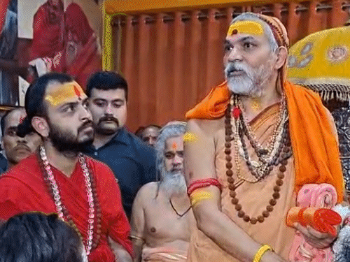 ये तस्वीर 27 फरवरी की है, जब हाईकोर्ट ने शंकराचार्य की गिरफ्तारी पर रोक लगाई थी। इसके बाद शंकराचार्य ने बटुकों की पूजा की थी। साथ ही लोगों ने जयकारे लगाए थे।