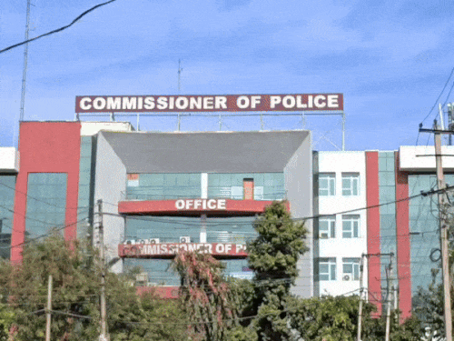 सुप्रीम कोर्ट ने गुरुग्राम पुलिस कमिश्नर सभी रिकॉर्ड लेकर पेश होने के लिए कहा है।