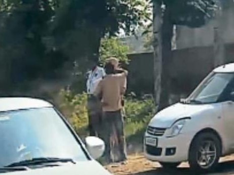 ड्राइवरों से रिश्वत की मांग करते पुलिसकर्मी की फोटो।