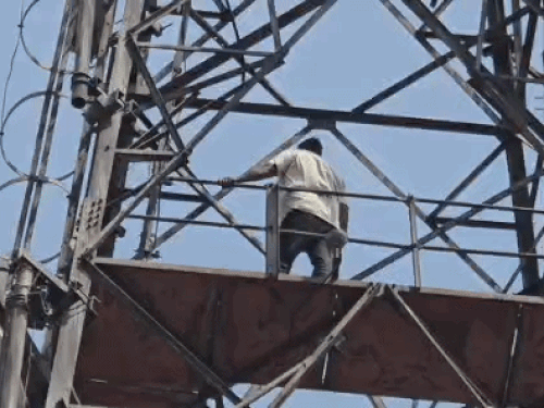 किसान ने कहा था कि तब तक नीचे नहीं आएगा जब तक उनकी मांगे नहीं मानी जाती।