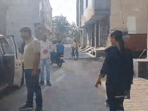 होटल से बरामद महिला को साथ ले जाती पुलिस। - Dainik Bhaskar