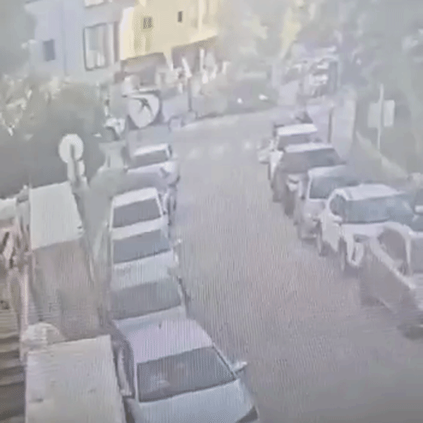 ईरानी ने मंगलवार को इजराइल की राजधानी तेल अवीव पर मिसाइल हमला किया, जिससे कई कार के परखच्चे उड़ गए।