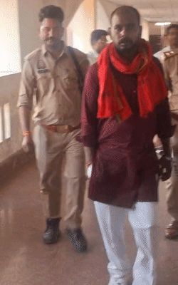 रविंद्र उर्फ राजू को आज फांसी की सजा सुनाई गई। वह एक हाथ जेब में और गले में गमछा डाले नजर आया।