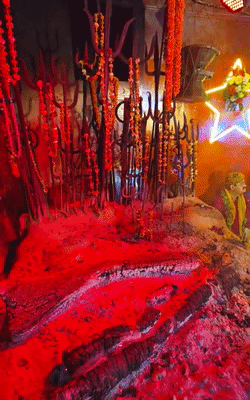 काशी के महाश्मशान से जुड़ी यह परंपरा करीब 350 वर्षों से भी अधिक पुरानी बताई जाती है।