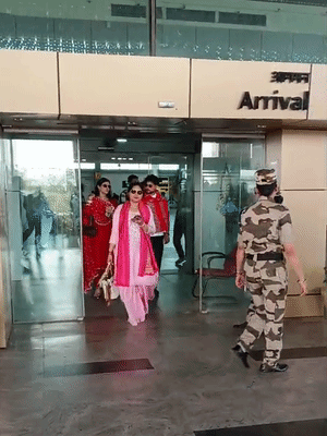 शादी के अगले दिन यानी 15 मार्च को कुलदीप पत्नी वंशिका के साथ कानपुर पहुंचे थे।