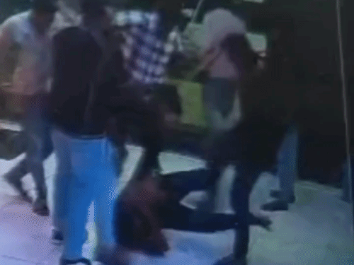 युवकों ने होटल संचालक की बेरहमी से की पिटाई। - Dainik Bhaskar