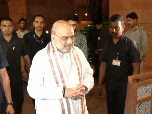 मिडिल ईस्ट मामले पर सर्वदलीय बैठक के बाद किरेन रिजिजू ने मीडिया से बात की। अमित शाह भी बैठक में शामिल हुए। - Dainik Bhaskar