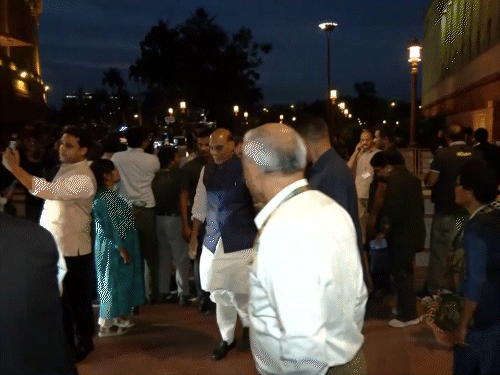 जयशंकर म्हणाले- आपण पाकसारखे दलाल देश नाही: सर्वपक्षीय बैठकीत विरोधक म्हणाले होते- इराण युद्धात पाकची मध्यस्थी, भारत केवळ मूकदर्शक सर्वपक्षीय बैठकीनंतर संरक्षण मंत्री राजनाथ सिंह संसदेतून बाहेर पडले.