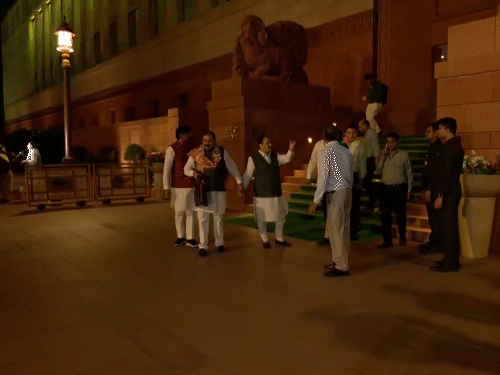 जयशंकर म्हणाले- आपण पाकसारखे दलाल देश नाही: सर्वपक्षीय बैठकीत विरोधक म्हणाले होते- इराण युद्धात पाकची मध्यस्थी, भारत केवळ मूकदर्शक बैठकीनंतर केंद्रीय आरोग्य मंत्री जे.पी. नड्डा संसदेतून बाहेर पडले.