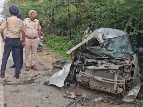 लुधियाना में हादसे में क्षतिग्रस्त गाड़ी और मौके पर पहुंची पुलिस।