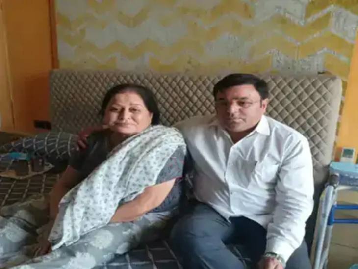 रामावतार की पत्नी गुलशन जग्गी और पुत्र सतीश जग्गी।