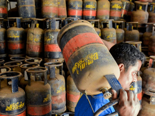 देश में LPG कनेक्शन करीब 33.2 करोड़ हैं, वहीं PNG अभी 1.65 करोड़ घरों तक ही पहुंची है। - Dainik Bhaskar