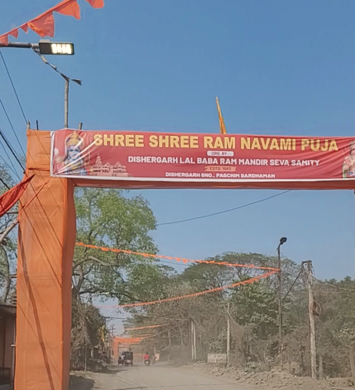 बंगाल में चुनावी साल में रामनवमी के जुलूस के लिए जगह-जगह पर स्वागत गेट बनाए गए हैं।