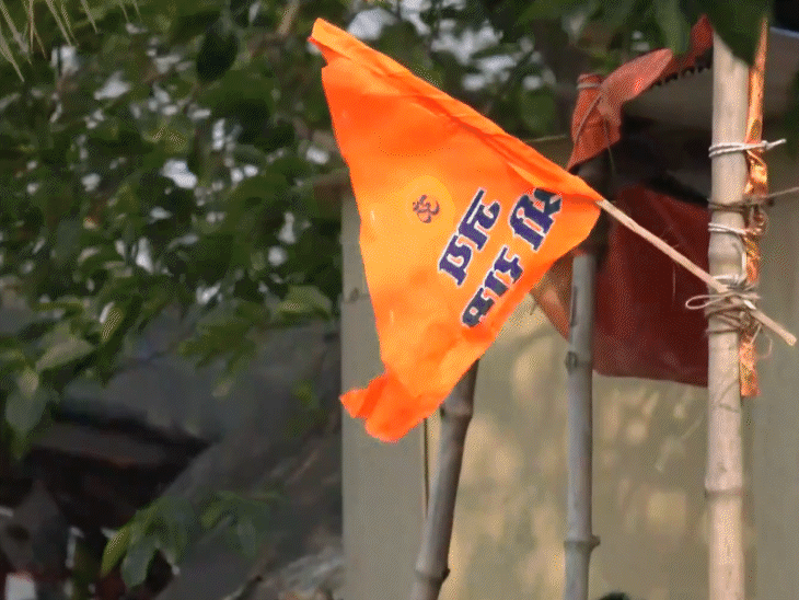 कोलकाता के न्यू टाउन में रामनवमी के जुलूस के लिए युवक जगह-जगह झंडे लगा रहे हैं।