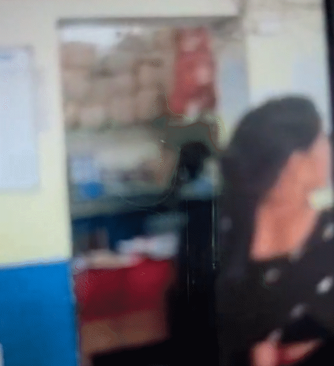 ग्वालियर के भितरवार थाने में महिला की अजीब हरकत से पुलिसकर्मी घबराए।