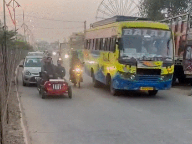 अशोक नगर में छोटी फोर व्हीलर पर सवार होकर घूमने निकले पूर्व विधायक।