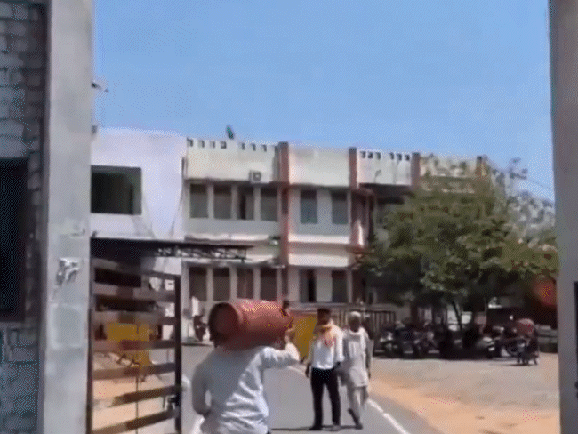 निवाड़ी में सिलेंडर उठाकर कलेक्ट्रेट में चलती मीटिंग में आया युवक।