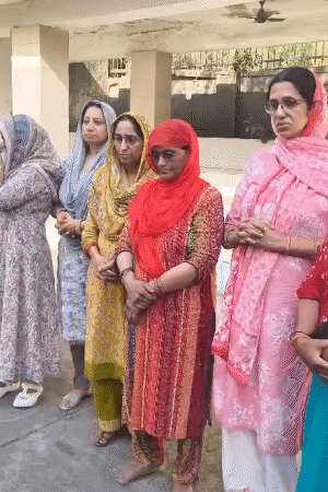 श्मशान घाट में हरीश की मां निर्मला राणा (लाल सूट में) नंगे पैर खड़ी रहीं। इस दौरान वह रोए जा रही थीं।