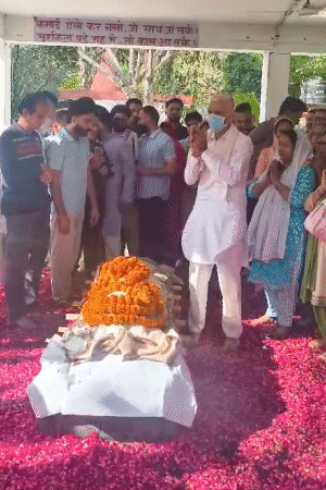 अंतिम संस्कार से पहले हरीश के पिता ने हाथ जोड़कर लोगों से कहा कि कृपया कोई रोइए मत।