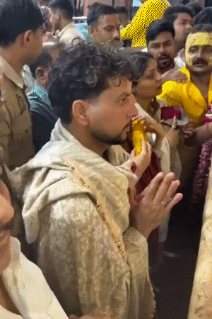 कुलदीप यादव मंगलवार की देर शाम अचानक बांके बिहारी मंदिर पहुंचे।