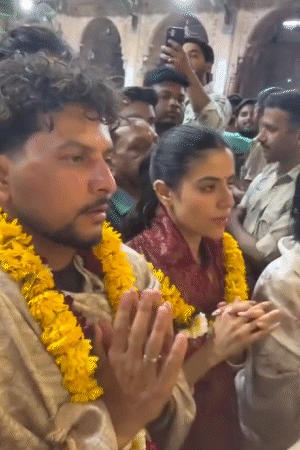 पत्नी के साथ मंदिर पहुंचे कुलदीप इस दौरान भक्ति भाव में डूबे नजर आए।