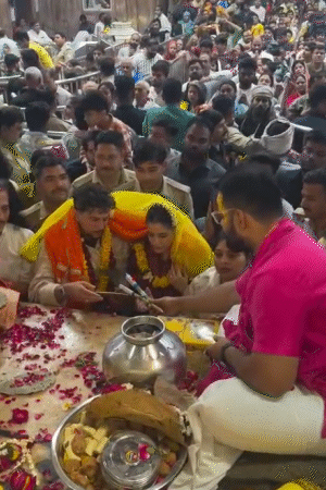 पूजा के बाद पुजारी ने मोर पंख लगी भेंट की।