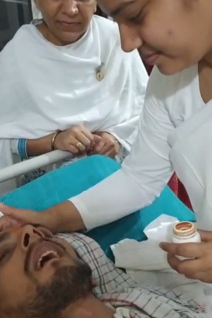 हरीश राणा की ये तस्वीर 14 मार्च की है। ब्रह्मकुमारी लवली ने टीका लगाकर उन्हें घर से एम्स ले जाने के लिए विदाई दी थी। कहा था- ‘सबको माफ करते हुए और सबसे माफी मांगते हुए जाओ...।’