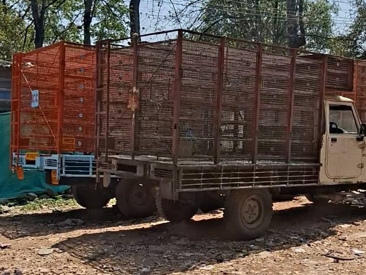 कुछ दिनों पहले इस गाडी के भी टायर और बैटरी चुरा ले गए थे चोर।