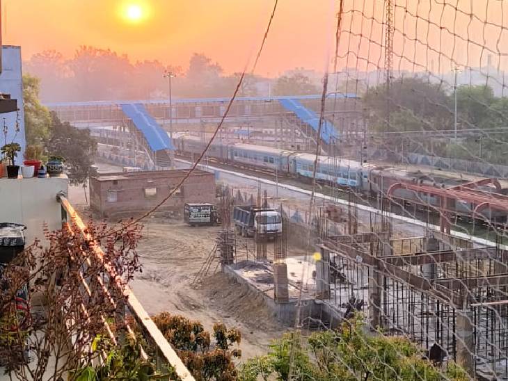 यह तस्वीर लखनऊ के मल्हौर स्टेशन के पास ही है। सुबह से धूप खिली है।