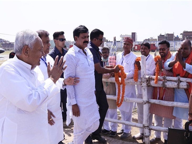 यह तस्वीर नीतीश की समृद्धि यात्रा की है। वह बुधवार को बक्सर और भोजपुर गए। बक्सर में 486 करोड़ रुपए और भोजपुर में 269 करोड़ रुपए की विकास परियोजनाओं का शिलान्यास किया।