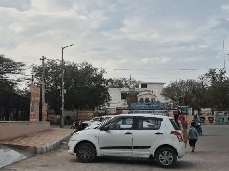 झुंझुनूं कलेक्ट्रेट परिसर में खड़ी गाडियां।