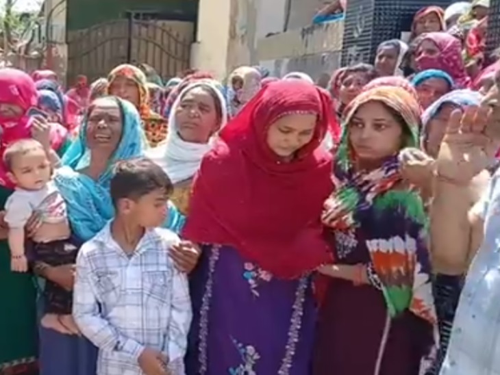 विलाप करती हुई परिवार की महिलाएं