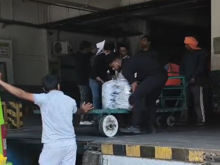 एयरपोर्ट पर दीपक का शव लेने पहुंचे परिजन