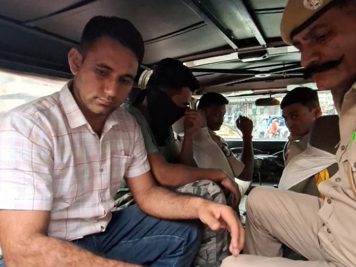 जीशान को पकड़कर ले जाती पुलिस। युवक से मंगलवार रात को पुलिस ने पूछताछ की थी।