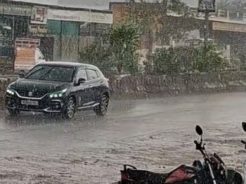 राजस्थान के अधिकतर जिलों में पिछले दिनों हुई बारिश के कारण सुबह और शाम को हल्की ठंडक है। फोटो अजमेर में 23 मार्च को हुई बरसात की है।