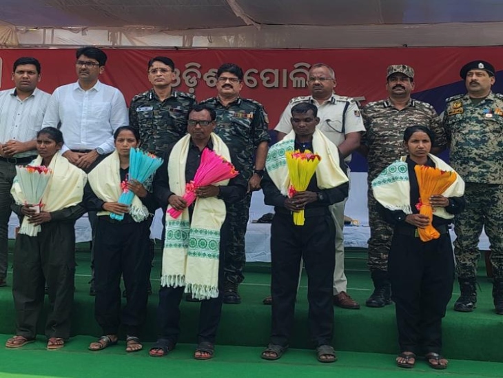 ओडिशा में सुकरू समेत 5 नक्सलियों ने भी हथियार डाले थे।