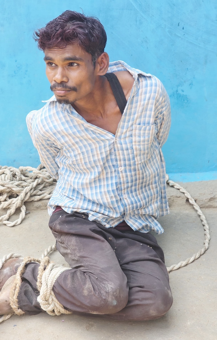 लोगों ने आरोपी को पकड़ लिया और उसे रस्सी से बांधकर रोक लिया।