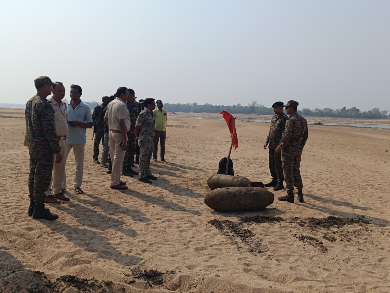 बम को जमीन के अंदर करीब 10 फीट गहरा विशेष गड्ढा बनाया गया है, ताकि विस्फोट का असर नीचे ही सीमित रहे और आसपास किसी प्रकार की क्षति न हो।