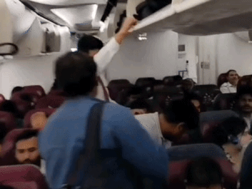 कतर से दिल्ली की फ्लाइट में बैठे हुए पैसेंजर।