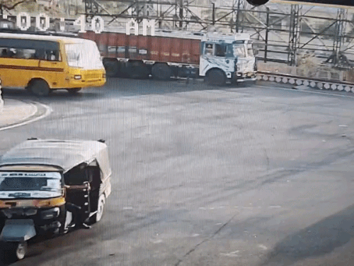 वारदात के बाद 26 अप्रैल 2025 को आरोपी पैदल जाते हुए।