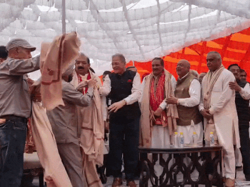 Several senior BJP leaders arrived at the Shri Devi Talab temple in Jalandhar.