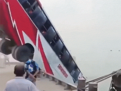 बस में करीब 40 यात्री सवार थे। ज्यादातर लोग ईद के बाद राजबाड़ी से ढाका लौट रहे थे। - Dainik Bhaskar