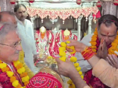 मंदिर में पुजारी पवन शर्मा, विकास शर्मा ने विधि-विधान से पूजा अर्चना करवाकर, माला पहनाई और चुनरी ओढ़ाकर सम्मान किया।