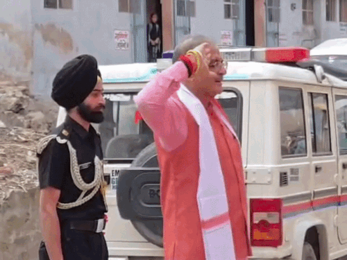 पुलिस के जवानों ने दिया गार्ड ऑफ ऑनर।