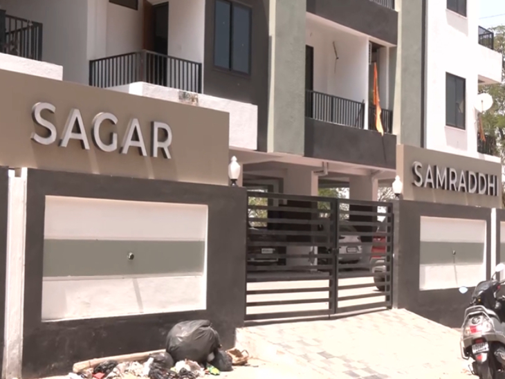 इसी बिल्डिंग में पेंट हाउस है। विवाद के बाद आरोपी ने कार चढ़ाई।